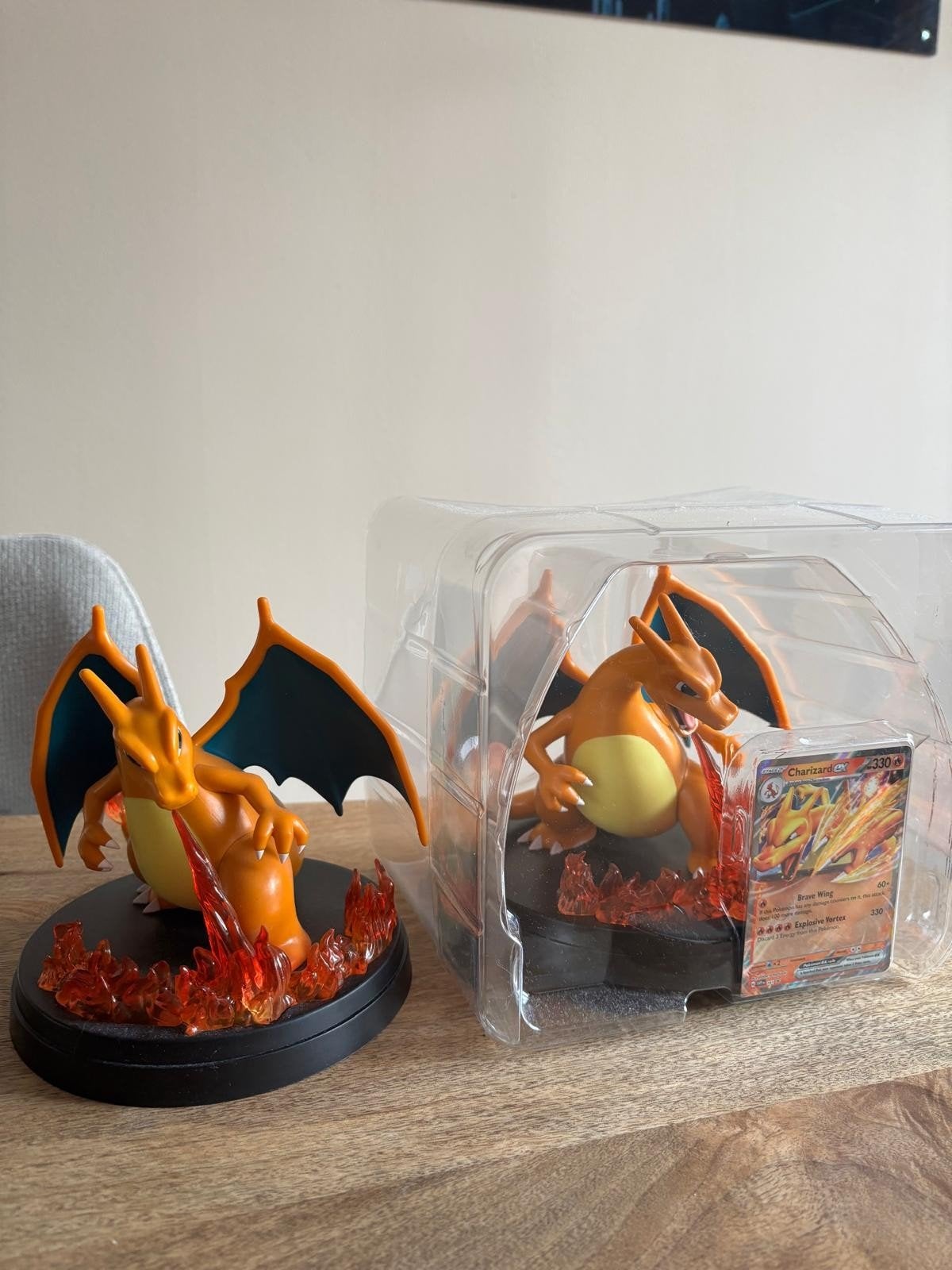 2x Charizard display / kaarthouder Pokémon, Verzamelen, Poppetjes en Figuurtjes, Verzenden, Zo goed als nieuw