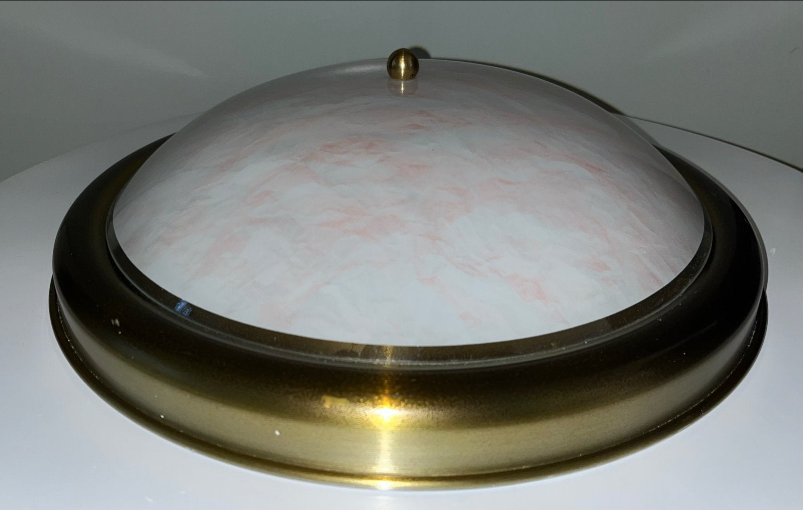 Vintage Plafondlamp met Marmerlook Glas en Gouden Rand, Gebruikt, Ophalen of Verzenden, Glas, Goud