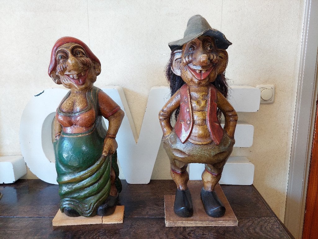 Gave houten trollen uit Noorwegen / Vrouw & Man / Vintage, Groep mensen, Beeld, Hout, Europa
