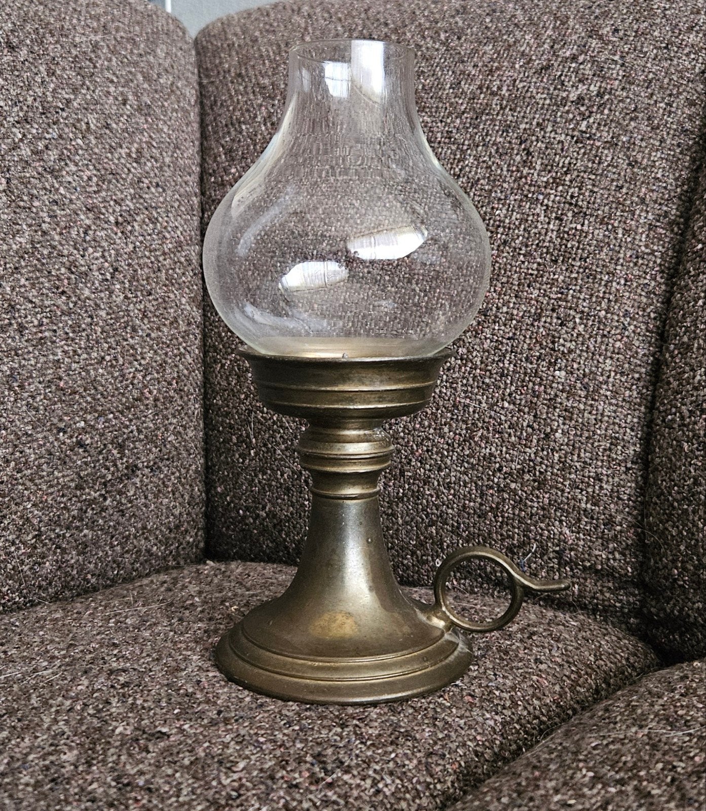 Antieke kandelaar met glazen kap - 21 cm hoog, Antiek en Kunst, Ophalen, Glas