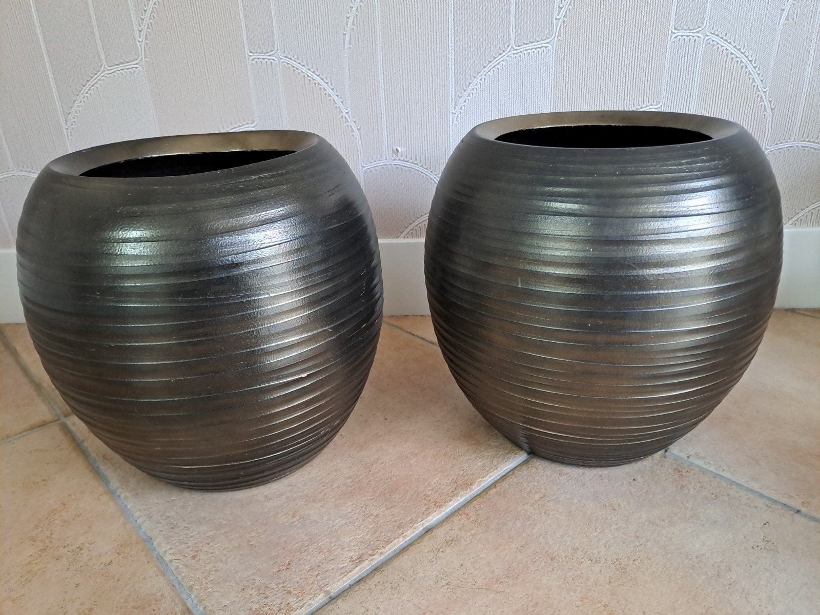 Set van 2 bronskleur grote bloempotten met ribbelstructuur, Tuin en Terras, Ophalen, Gebruikt, Rond, Aardewerk