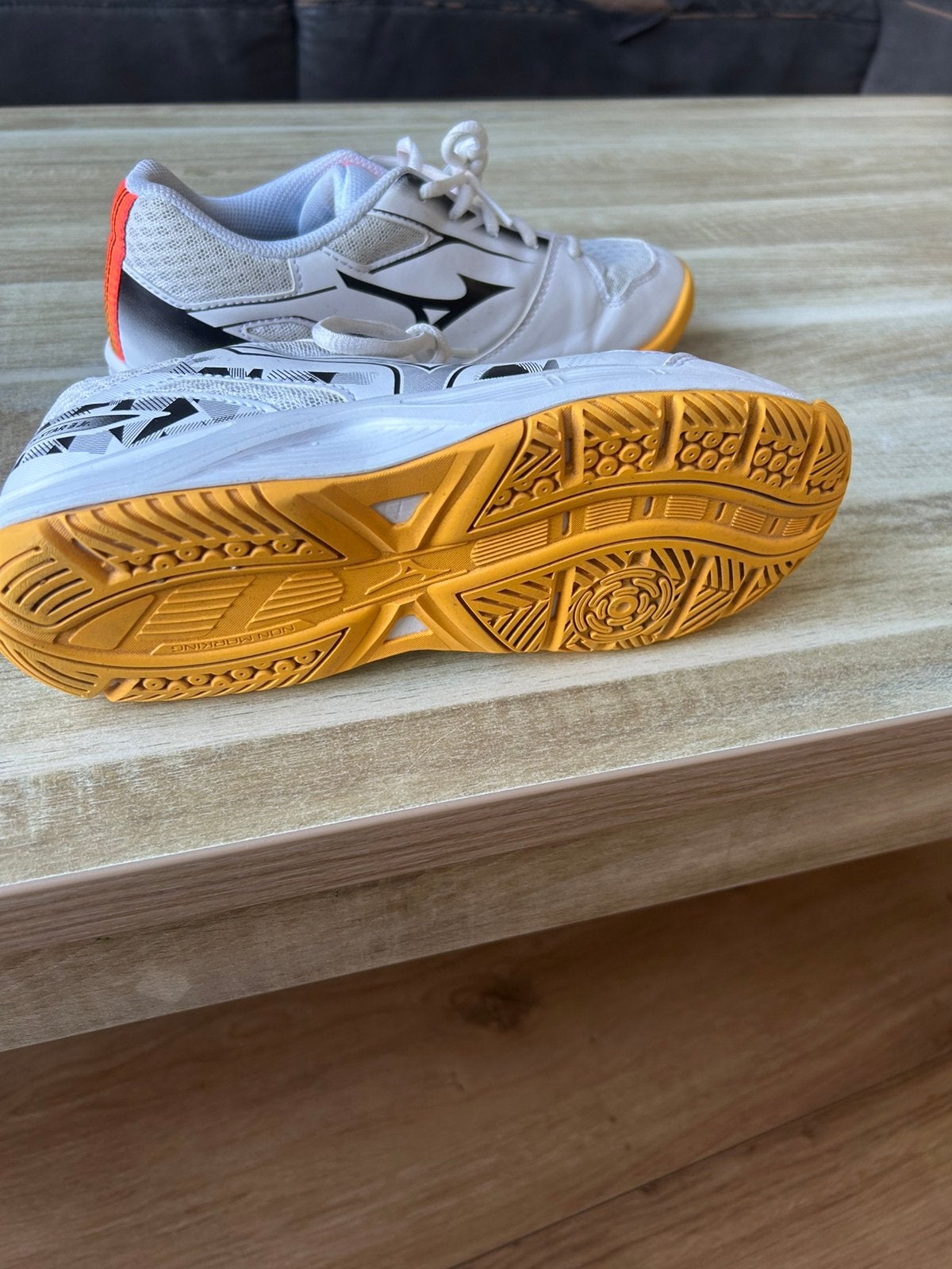 Volleybal schoenen maat 38, Sport en Fitness, Volleybal, Ophalen of Verzenden, Zo goed als nieuw, Overige typen