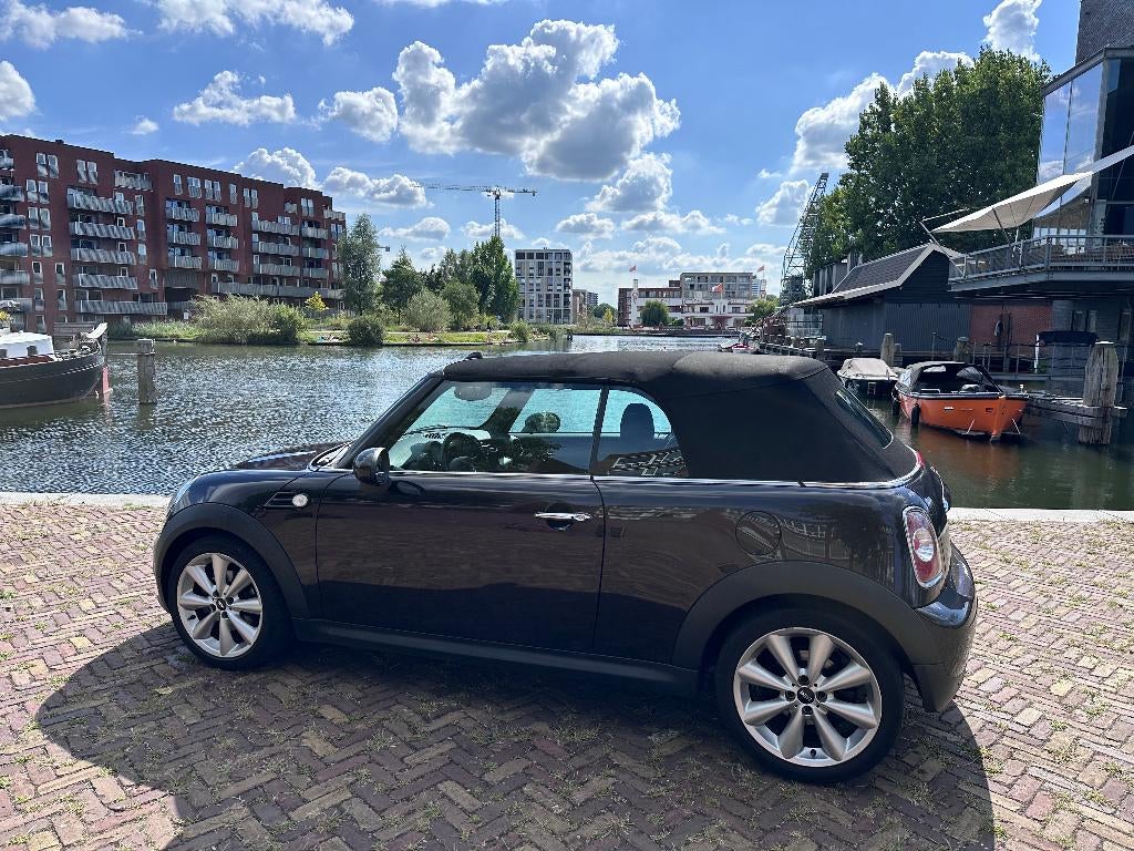 Mini 1.6 Cooper Cabrio 2014 Zwart/Bruin, Auto's, Zwart, 4 cilinders, 4 stoelen, Leder
