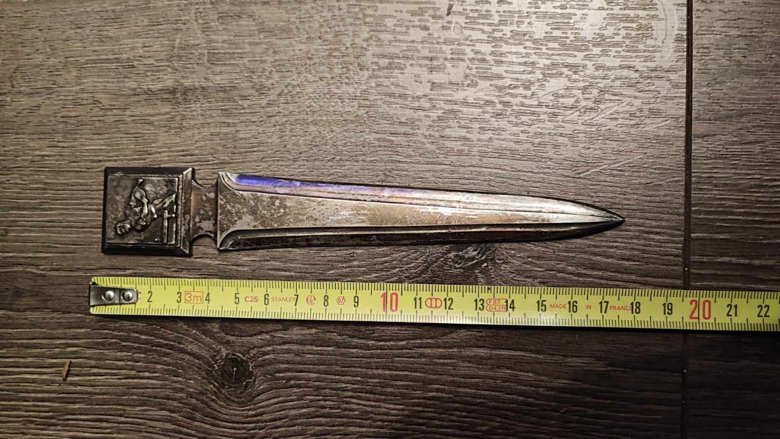 Vintage metalen briefopener dolk stilet met reliëf smid, Ophalen of Verzenden