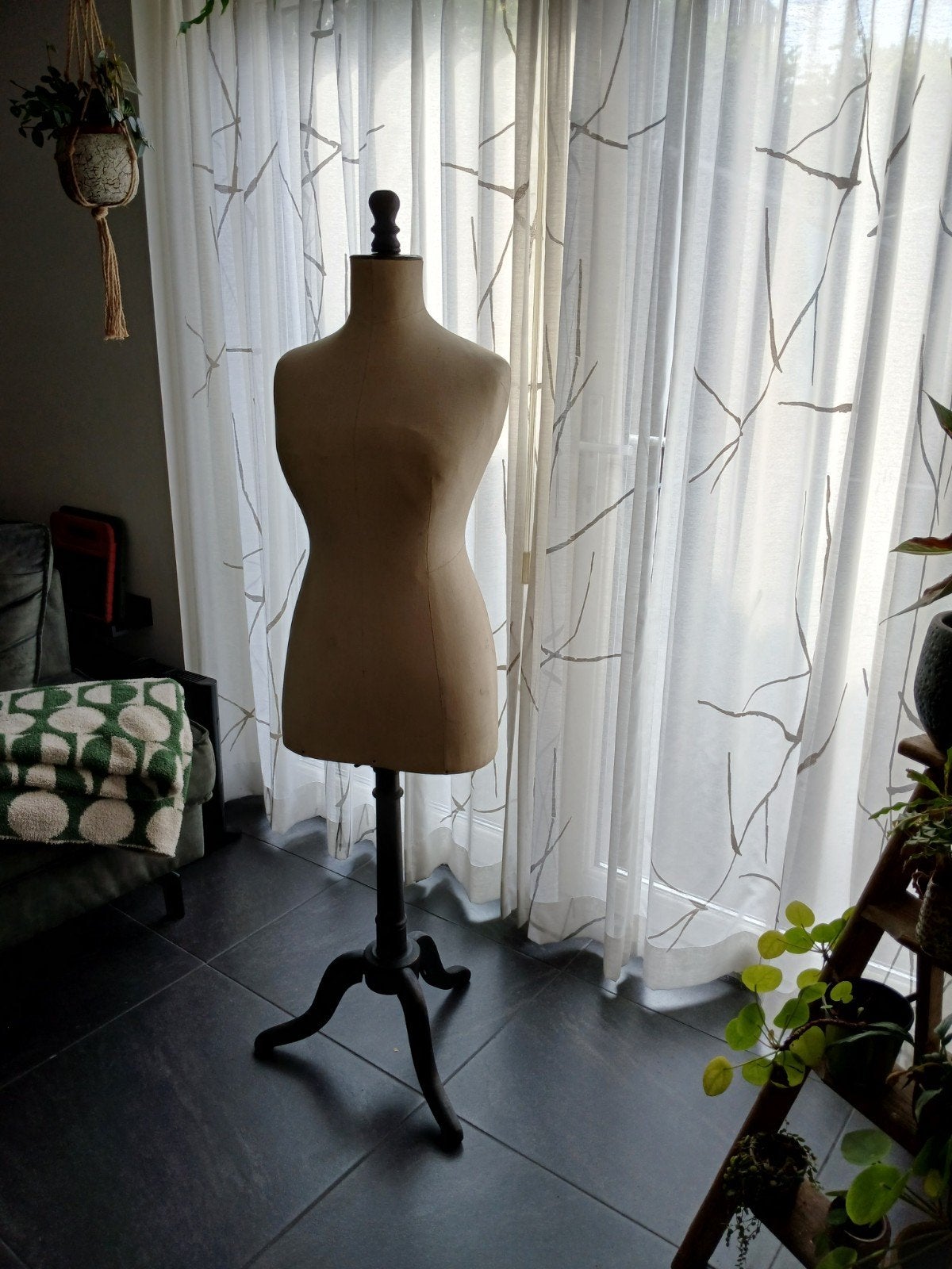 Zeer oude mannequin buste op houten driepoot paspop, Ophalen, Paspop