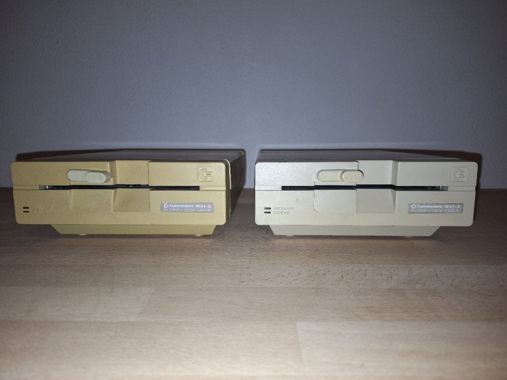 Commodore 1541 II Disk Drives, Ophalen, Commodore