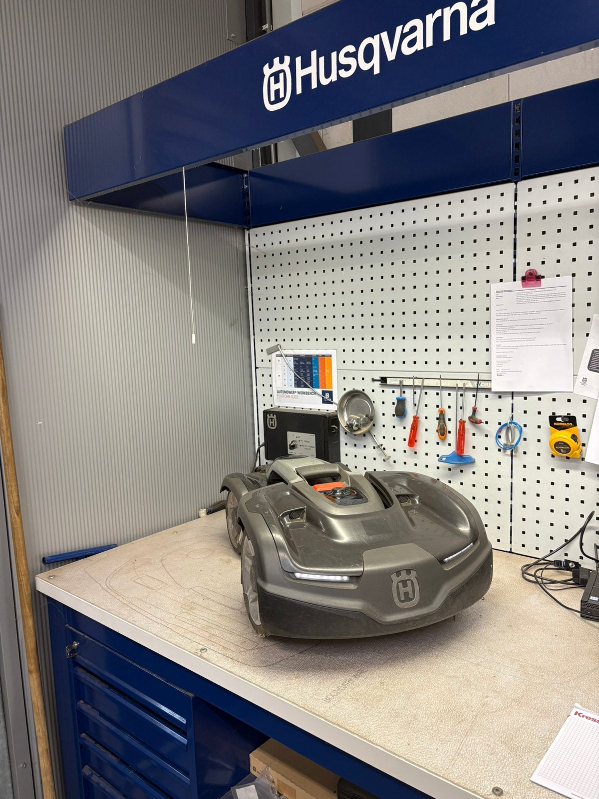 Husqvarna Automower 435 AWD 4x4 lage urenstand!,nieuw staat!, Tuin en Terras, Ophalen, Zo goed als nieuw, 20 tot 25 cm, Bestuurbaar via app