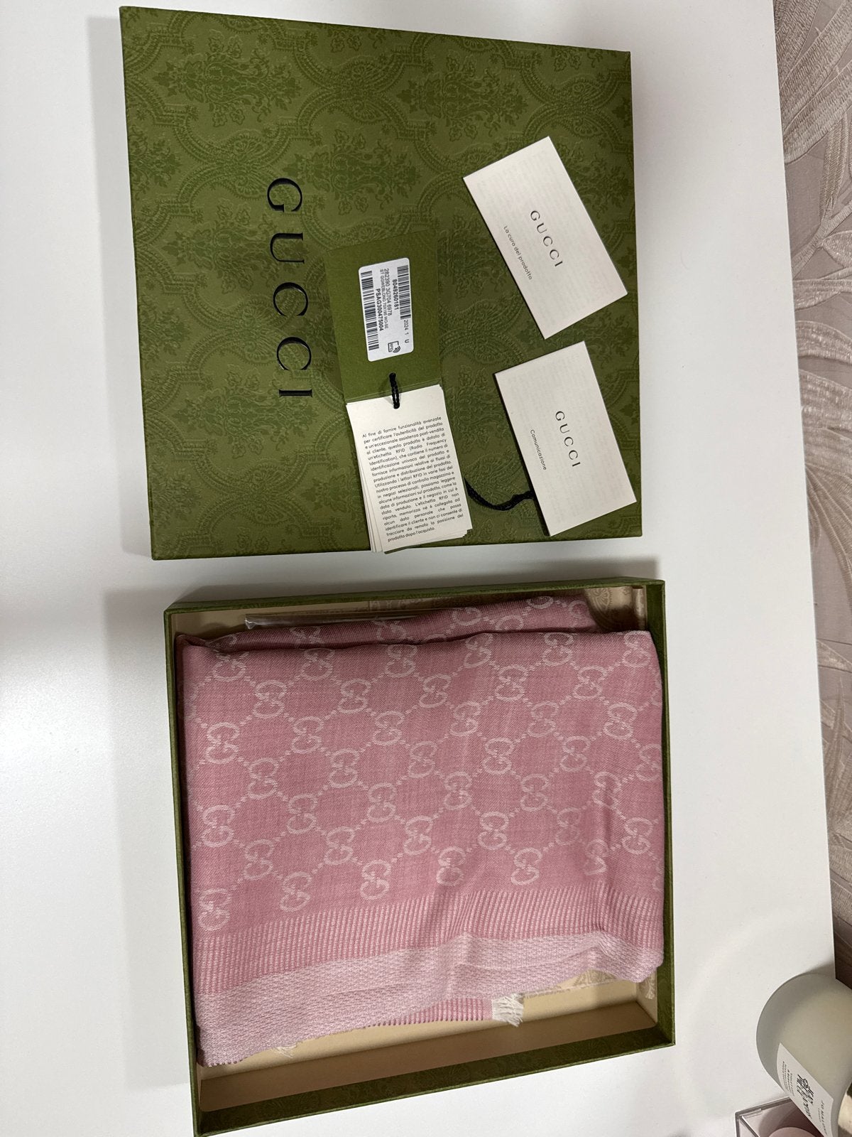Gucci Sjaal Roze met GG-patroon - Nieuw in doos, Kleding | Dames, Mutsen, Sjaals en Handschoenen, Ophalen of Verzenden, Nieuw