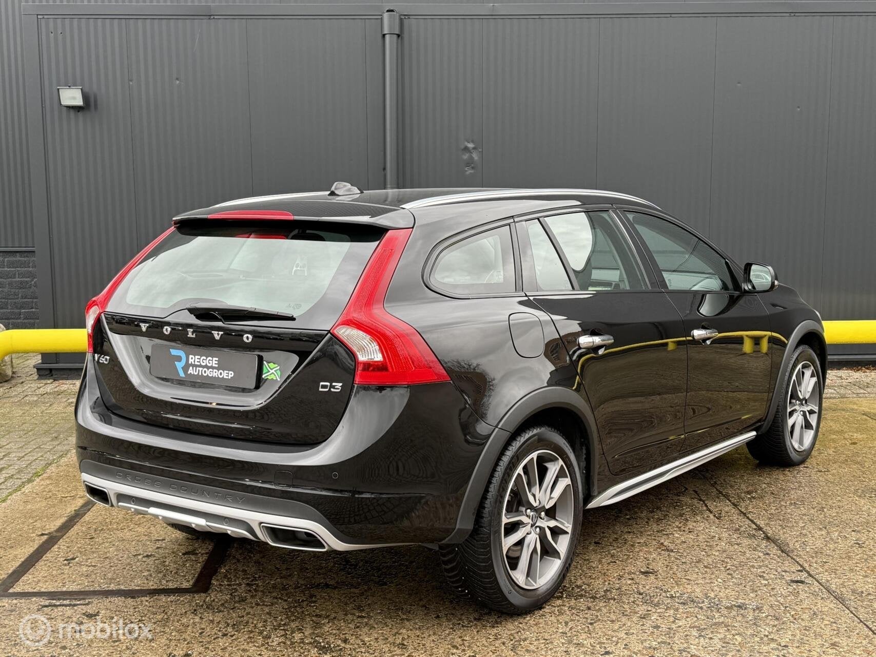 Volvo V60 Cross Country 2.0 D3 Summum, Voorwielaandrijving, 4 cilinders, Zwart, Origineel Nederlands