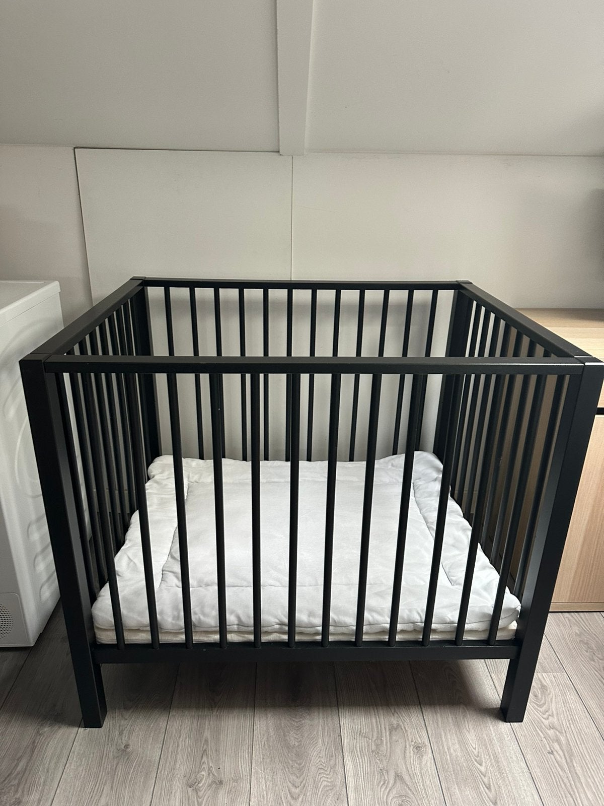 Box zwart - incl. dik matras + boxkleed, Kinderen en Baby's, Boxen, Ophalen, Zo goed als nieuw, Rechthoekig, In hoogte verstelbaar