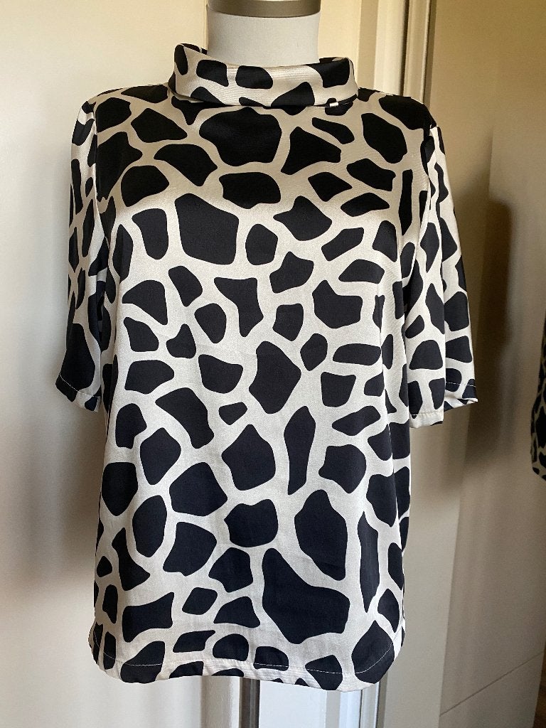 top BR&DY M zwart/creme satijn, Kleding | Dames, Tops, Zo goed als nieuw, Maat 38/40 (M), Zwart, Korte mouw, Ophalen of Verzenden