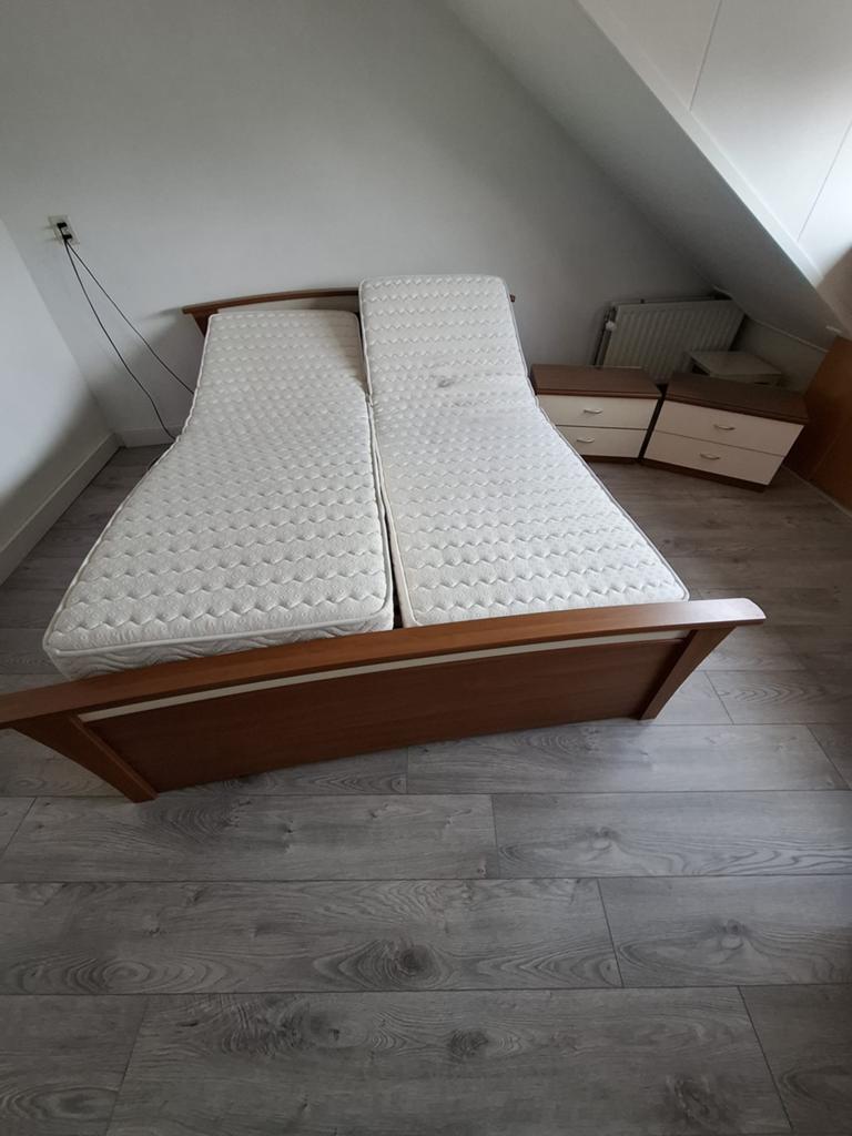 Tweepersoonsbed met lattenbodems en nachtkastjes, Bruin, Tweepersoons, Tijdloos, 200 cm