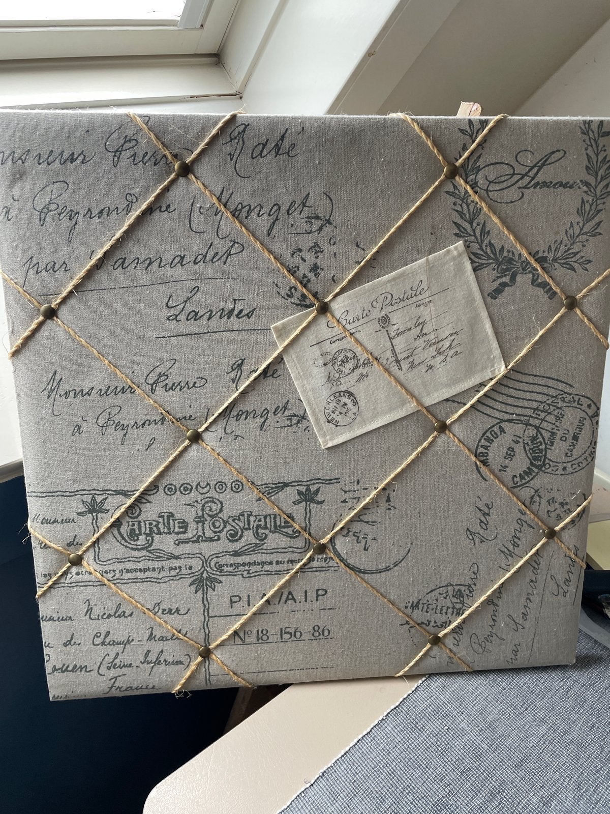 Decoratief prikbord met vintage postkaart design, Huis en Inrichting, Ophalen, Zo goed als nieuw, Prikbord