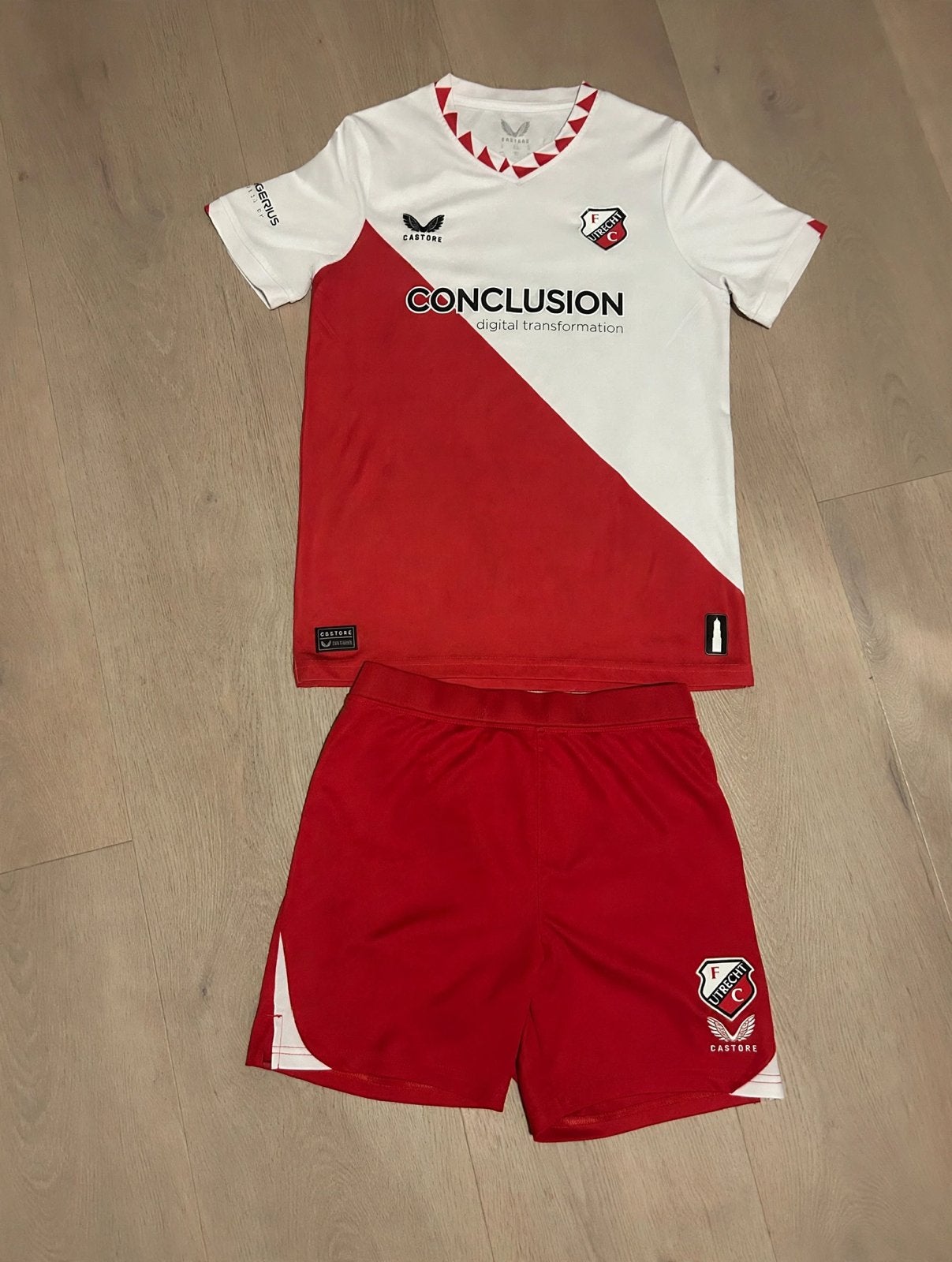 FC Utrecht Thuisshirt 24/25 Castore Maat 164 Shirt + Broek, Maat XS of kleiner, Ophalen of Verzenden, Zo goed als nieuw, Shirt