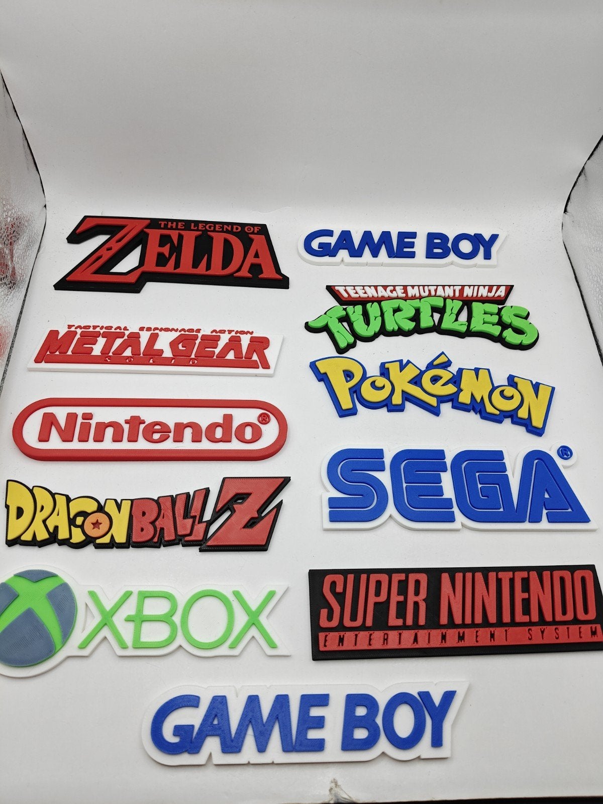 Diverse 3D-geprinte logo's van gamingmerken en -series, Avontuur en Actie, Anoniemstraat 1, 1234 AB Anoniemstad, 1 speler, Nieuw