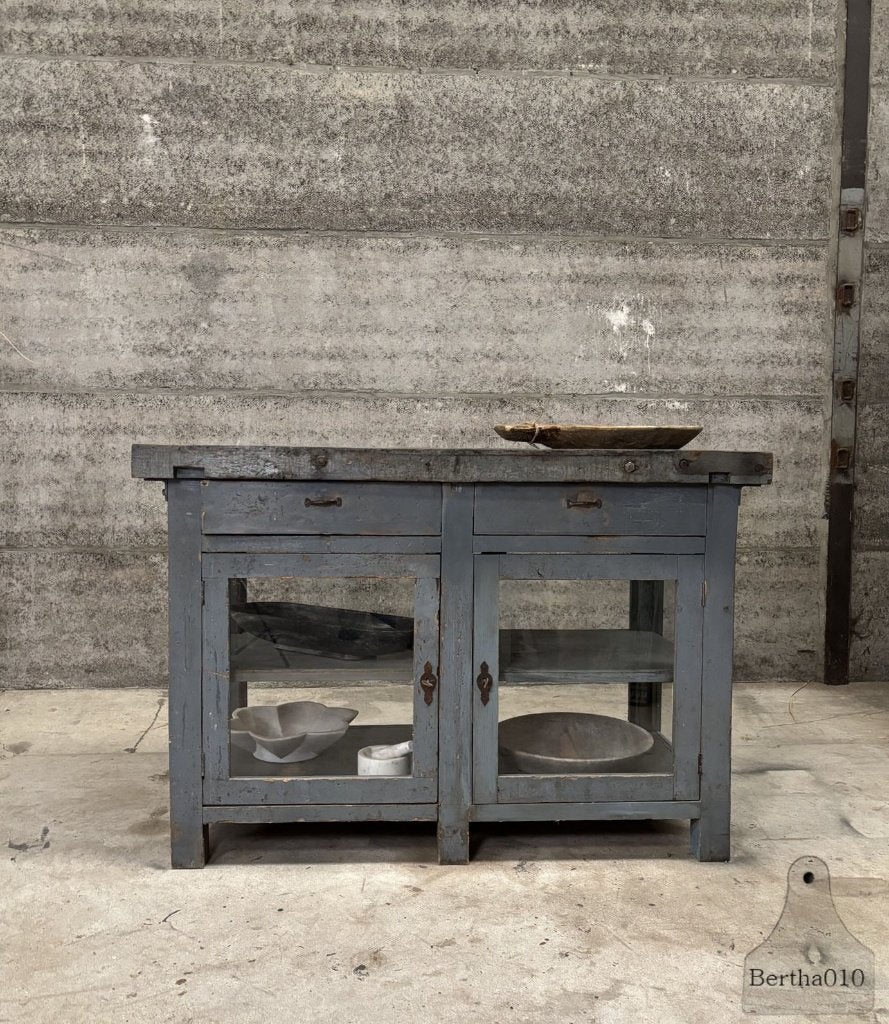 Oude werkbank uit naaiatelier glazen vitrine keukeneiland, Ophalen of Verzenden, Zo goed als nieuw, 120 tot 170 cm