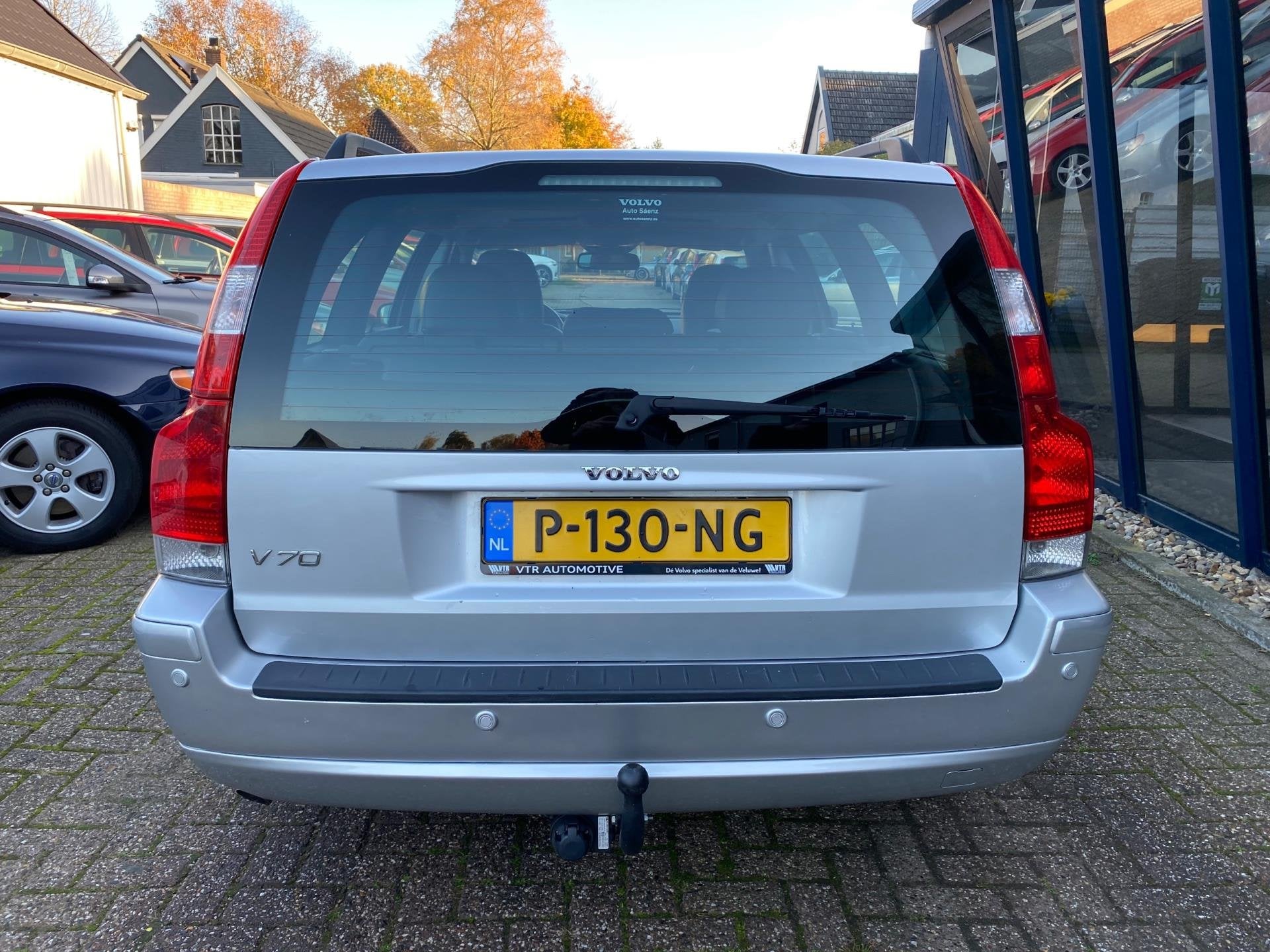 Volvo V70 2.4 Momentum LEER / SUNROOF / PDC / TREKHAAK, Auto's, Volvo, Voorwielaandrijving, Zwart, Euro 4, 84 €/maand