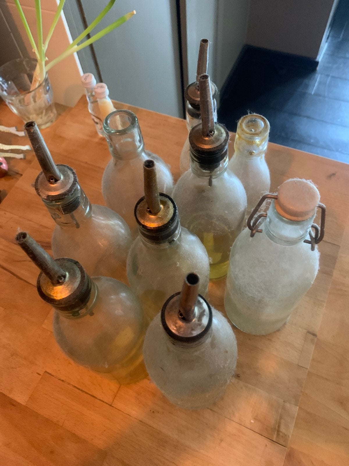 GRATIS! Olieflesjes / vaasjes / glazen fles met beugel, Ophalen, Zo goed als nieuw