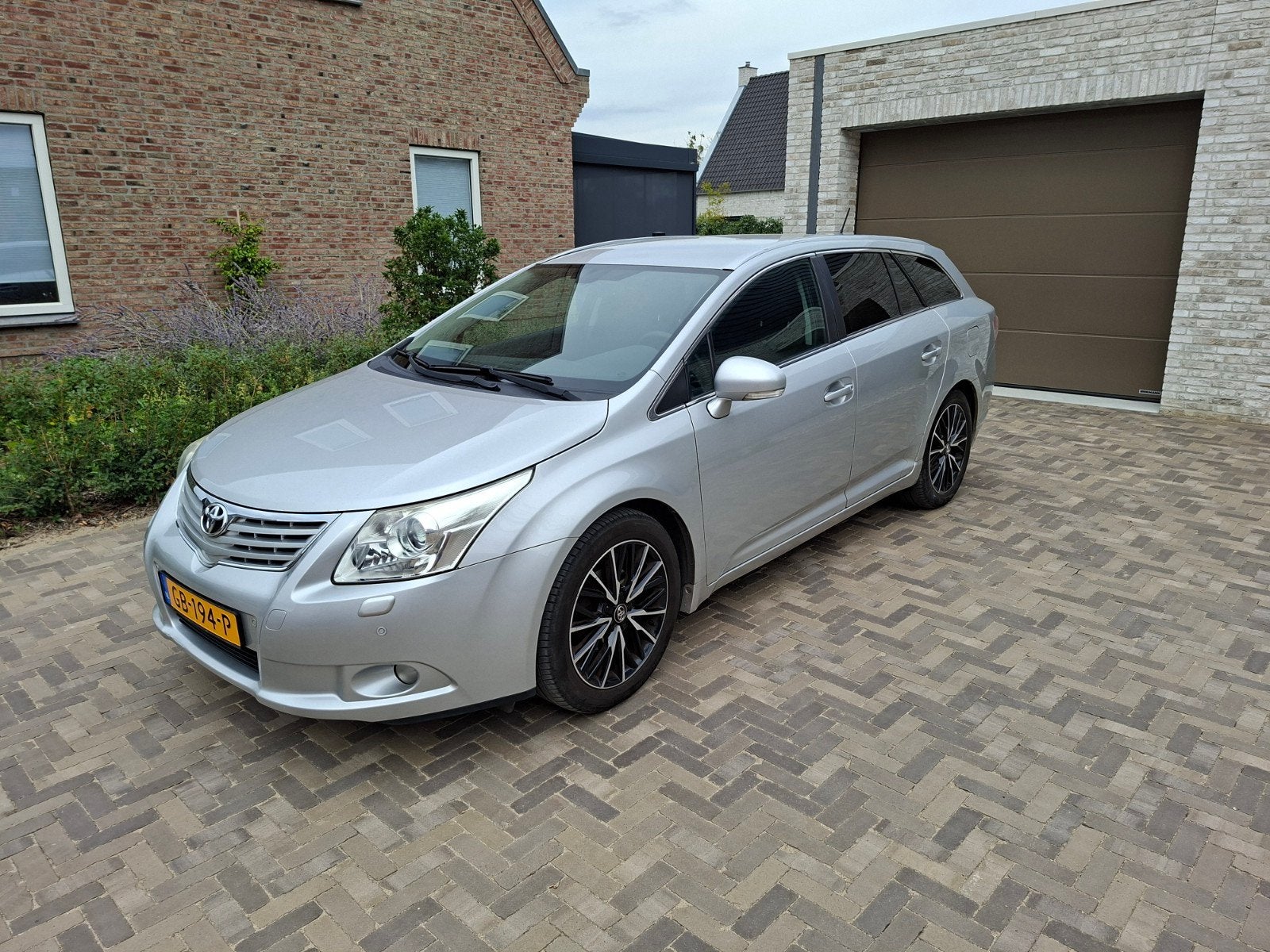 Toyota Avensis 2.0 16V Vvt-i Wagon CVT 2010 Grijs, Stof, Zwart, 4 cilinders, 14 km/l
