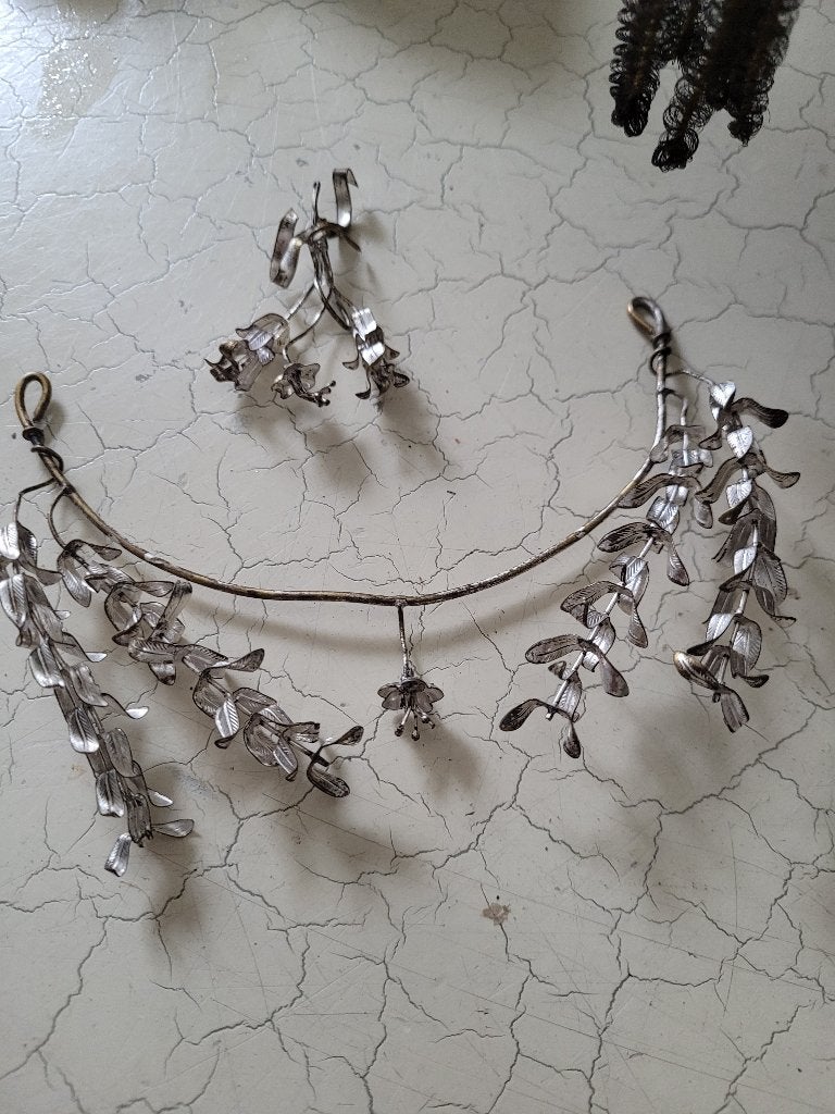 Bijna antiek diadeem met corsage voor 25 jarige bruiloft