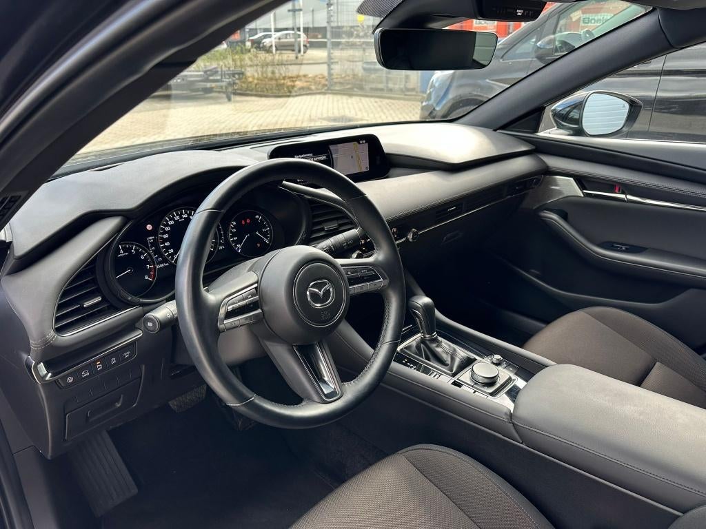 Mazda 3 Skyactiv-g BOSE M-Hybrid Automaat NIEUWSTAAT LAGE KM, Auto's, Mazda, 1998 cc, 4 cilinders, Zwart, Bedrijf