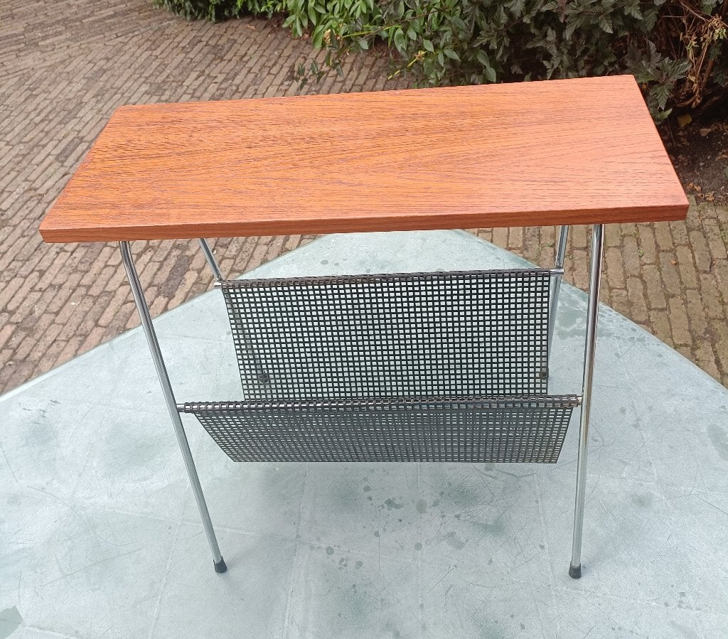 PILASTRO Tjerk Rijenga tijdschriften kranten standaard (N37), Huis en Inrichting, Gebruikt, Metaal, Mid-century modern, Bijzettafel met lectuurbak