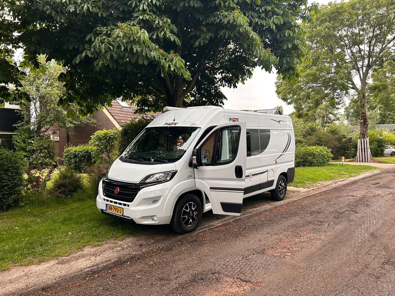 Foto 18 van Pilote V600G Buscamper - AUTOMAAT- Compact en Compleet