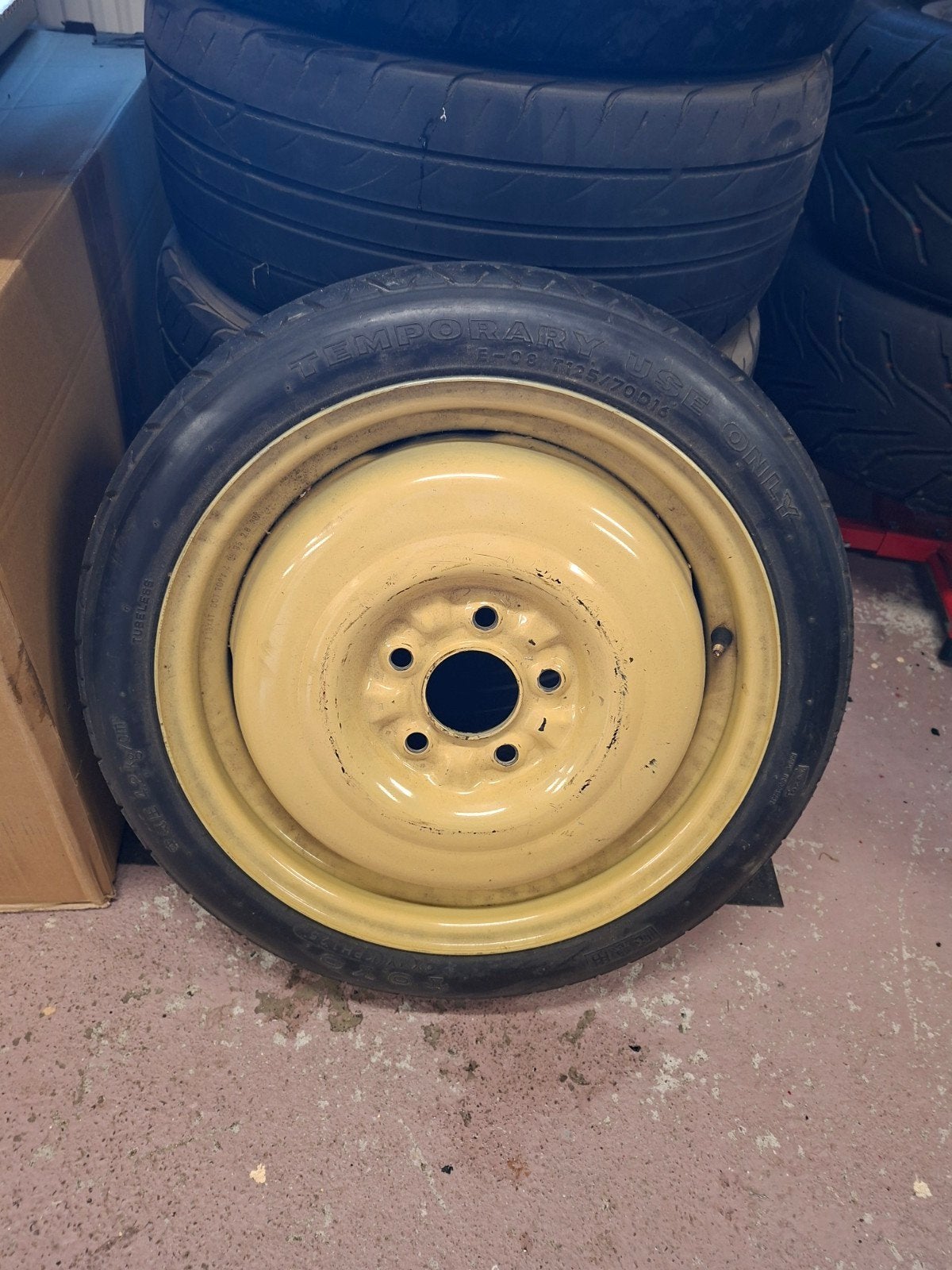 Mitsubishi fto reserve wiel, Ophalen