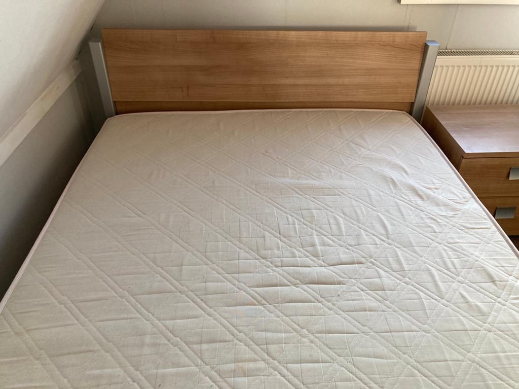 2Persoonsbed met matras, 2x lattenbodem en nachtkastje, Ophalen, Overige materialen, Gebruikt, Overige kleuren
