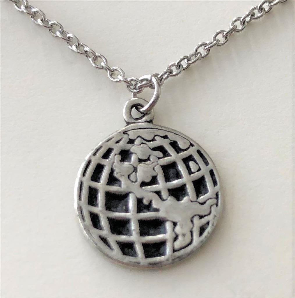 Wereldbol, verzilverde hanger aan ketting, op cadeaukaartje, Met hanger, Nieuw, Ophalen of Verzenden, Zilver