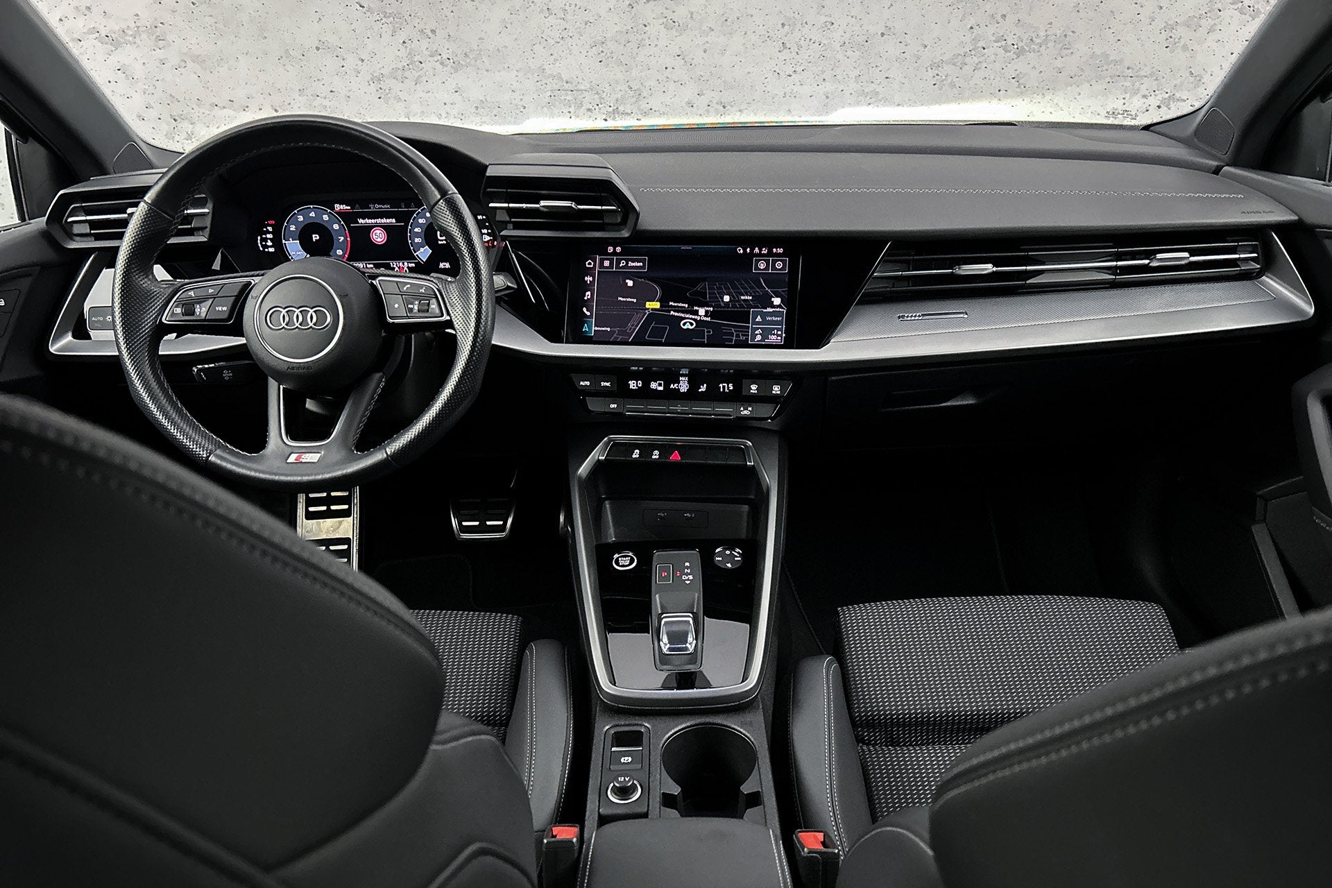 Audi A3 Limousine 30 TFSI S-line | LED koplampen | Navigatie, Automatische klimaatregeling, Gebruikt, Met garantie (alle), Leder en Stof