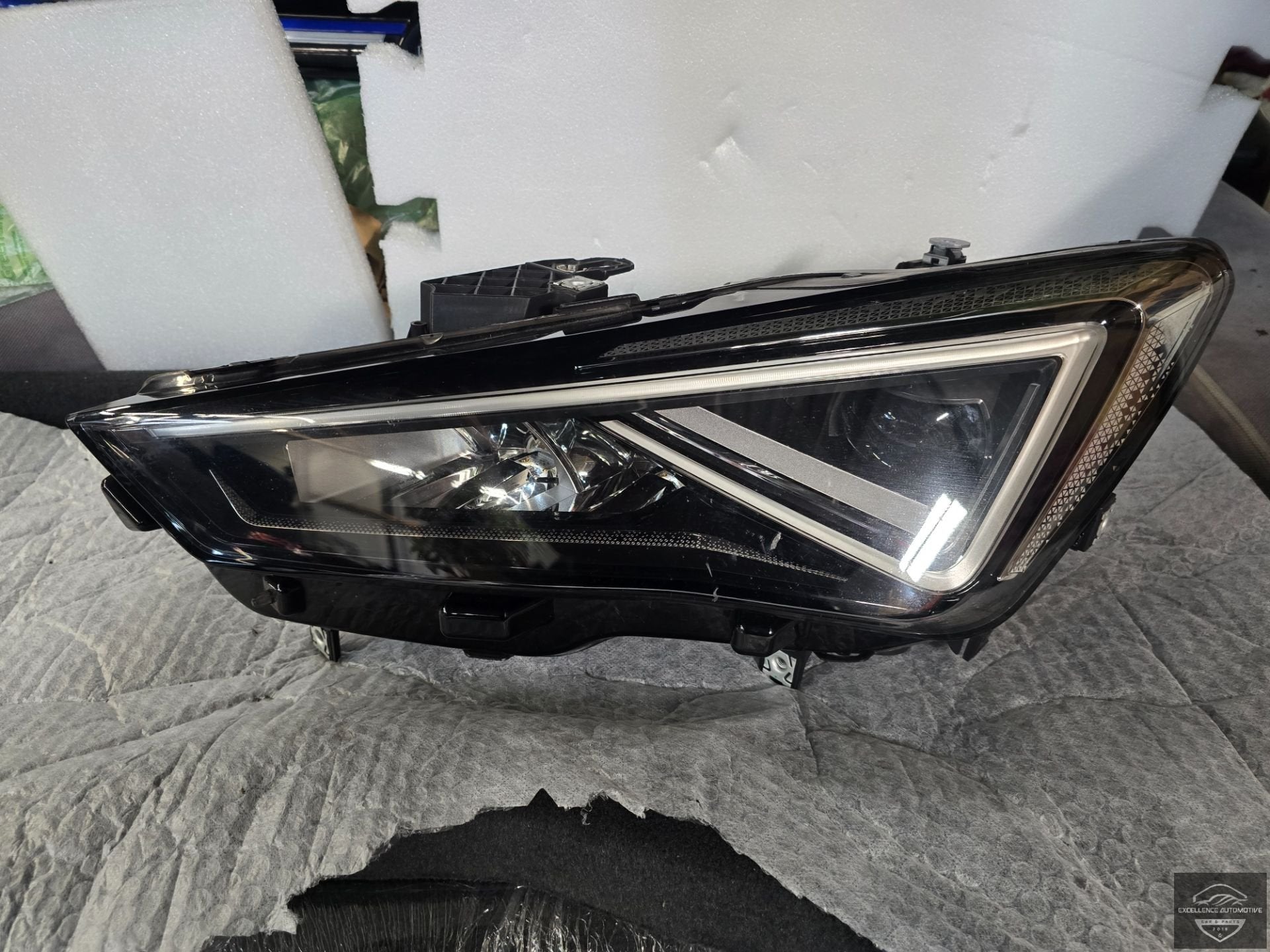Cupra Formentor 2020+ LED Koplamp Links 5FG941007F Origineel, Gebruikt, Autovia A-2, Km 585 585
08760  Martorell, ES, Ophalen of Verzenden