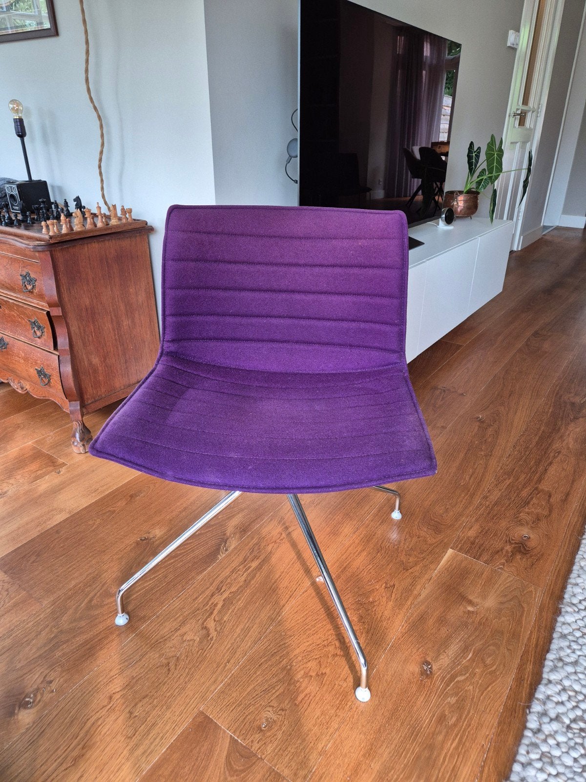 Arper Catifa paarse design stoel, Huis en Inrichting, Ophalen, Gebruikt, Overige kleuren, Stof