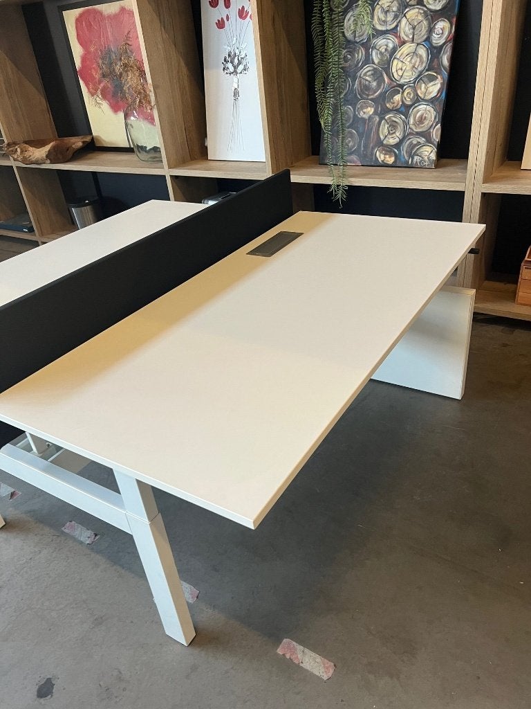 Foto 9 van Ahrend duo-bureau met slinger/kabelgoot 275€/st, 80st