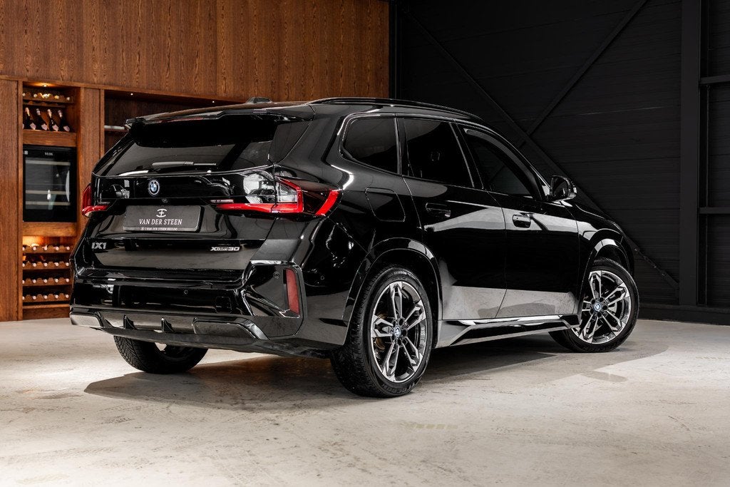 BMW iX1 xDrive30 Launch Edition 67 kWh M Sport | Pano | H&K, Auto's, BMW, Automaat, Gebruikt, Automatische klimaatregeling, 426 pk