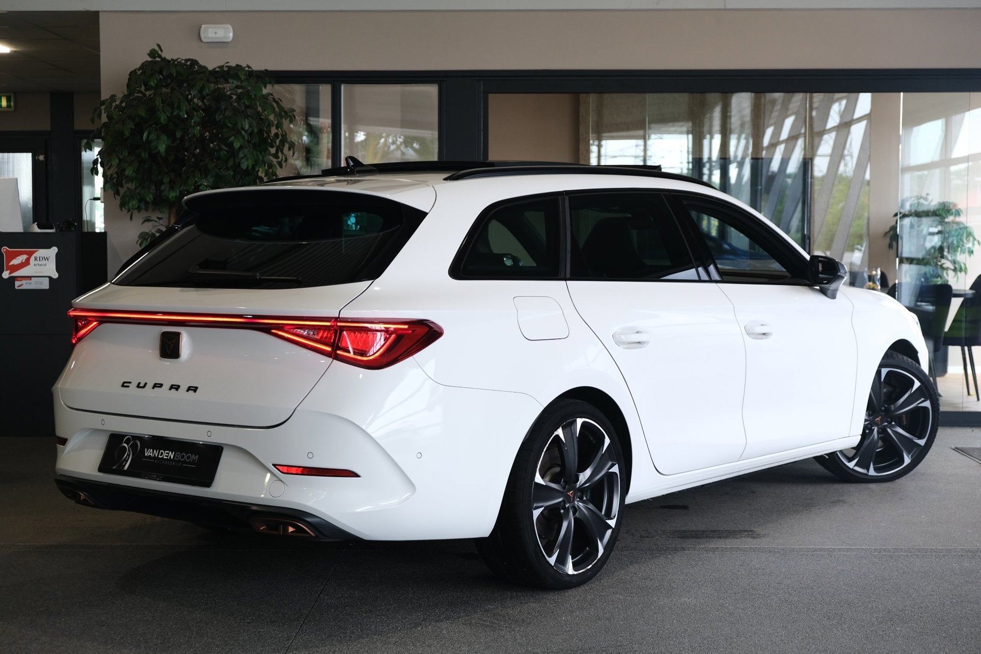 CUPRA Leon Sportstourer 1.4 e-Hybrid VZ 245PK Pano SuperSpor, Auto's, Cupra, 77 km/l, Gebruikt, Zwart, 4 cilinders