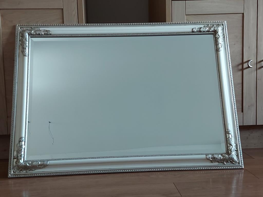 Vintage spiegel, in crème wit met zilverkleurige lijst., Huis en Inrichting, Woonaccessoires | Spiegels, Ophalen, Zo goed als nieuw
