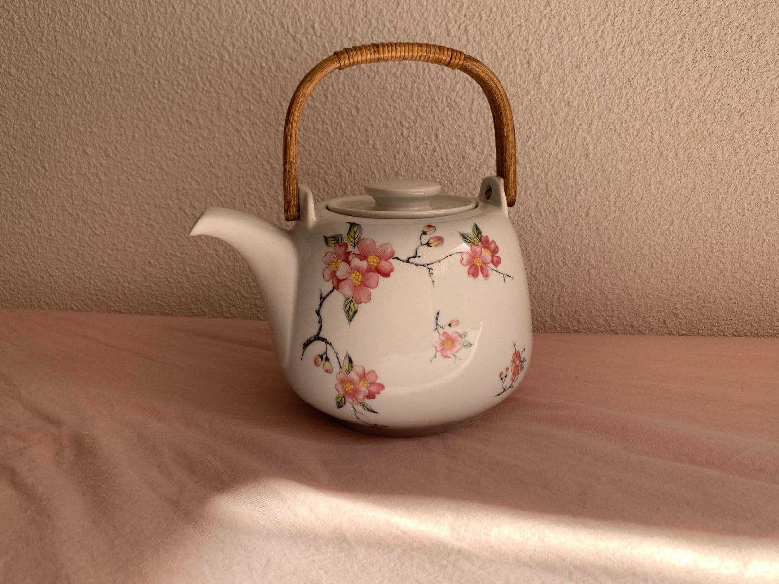 Witte theepot met roze bloesem en bamboe handvat, Gebruikt, Steen/keramiek, Wit, Ophalen