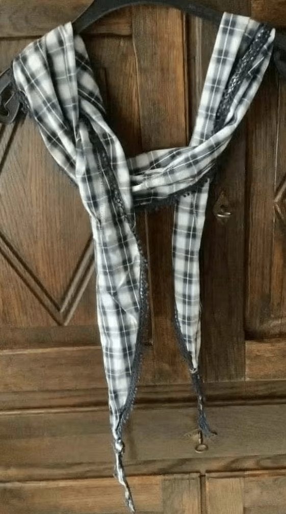Blauw - grijs - wit geruite driehoekige sjaal, shawl, das, Ophalen of Verzenden, Zo goed als nieuw, Maat 38/40 (M), Sjaal