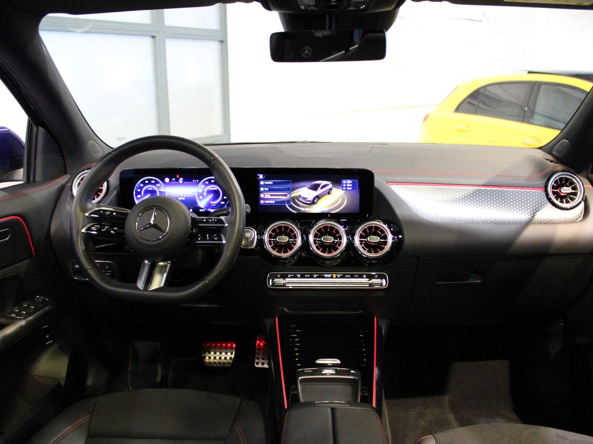 Mercedes-Benz EQA 250+ AMG Line 71 kWh Panorama dak, Automatische klimaatregeling, Gebruikt, Zwart, Blauw