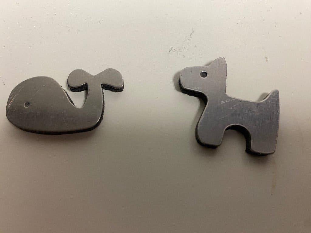 Metalen magneetjes: walvis en hond, Verzamelen, Ophalen of Verzenden, Gebruikt