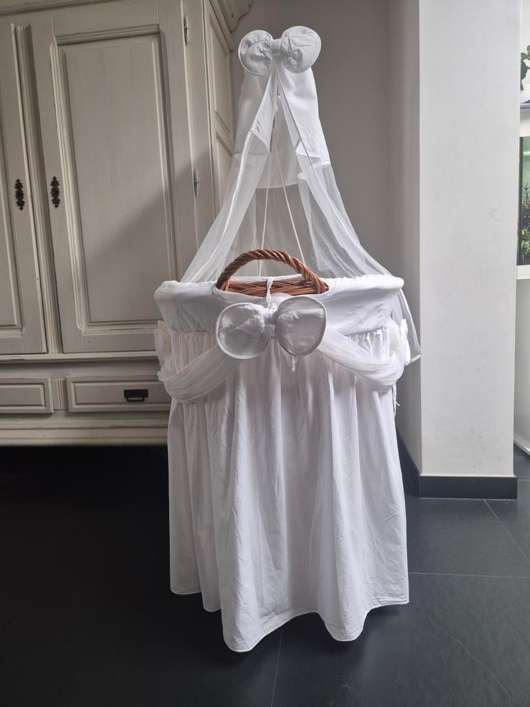Mooie Rotan babywieg, Kinderen en Baby's, Babywiegjes en Ledikanten, Ophalen, Zo goed als nieuw, Wieg