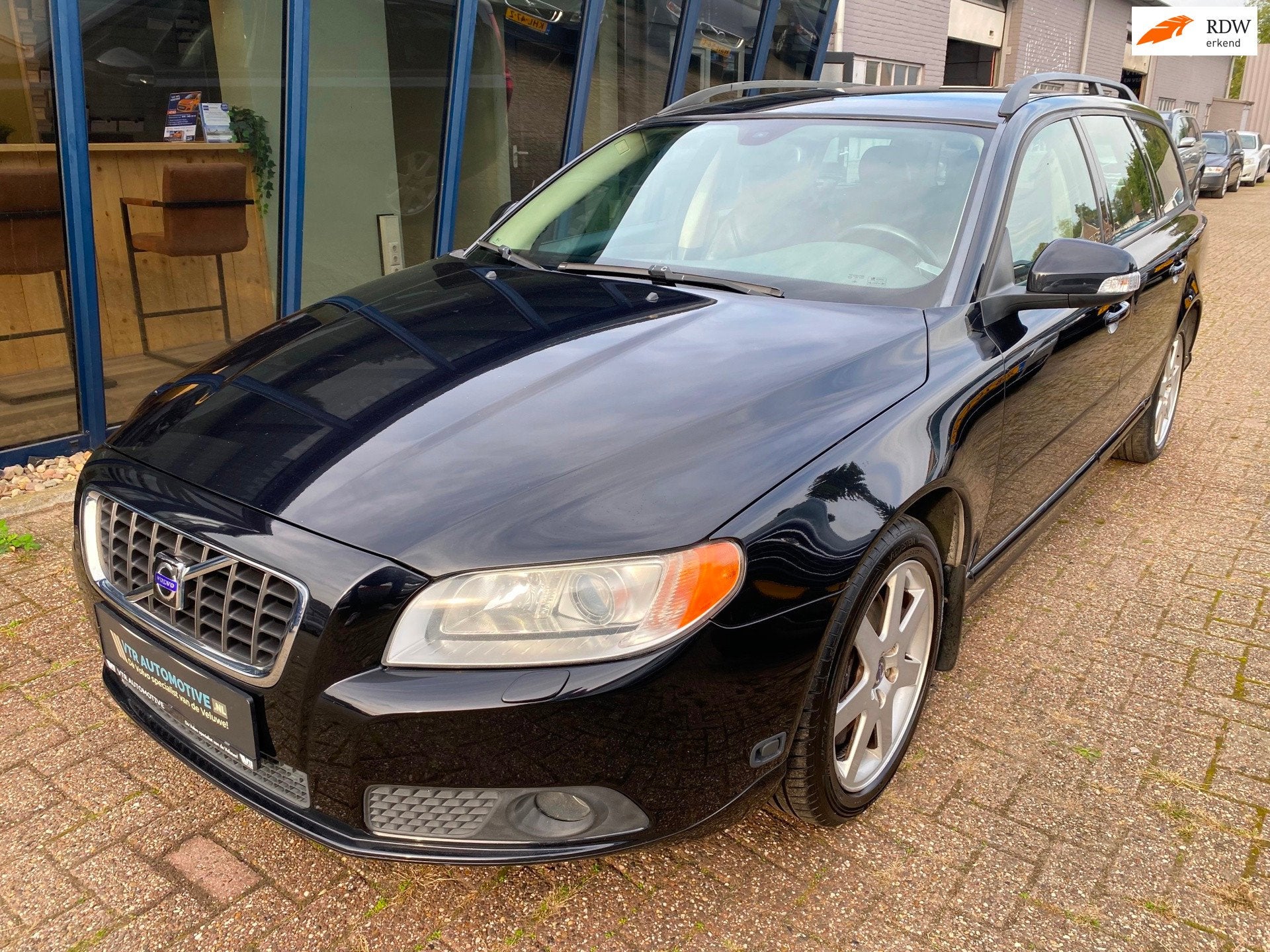 Volvo V70 2.5FT Momentum Automaat H.LEER / XENON / Youngtime, Dealer onderhouden, Gebruikt, Zwart, Leder en Stof