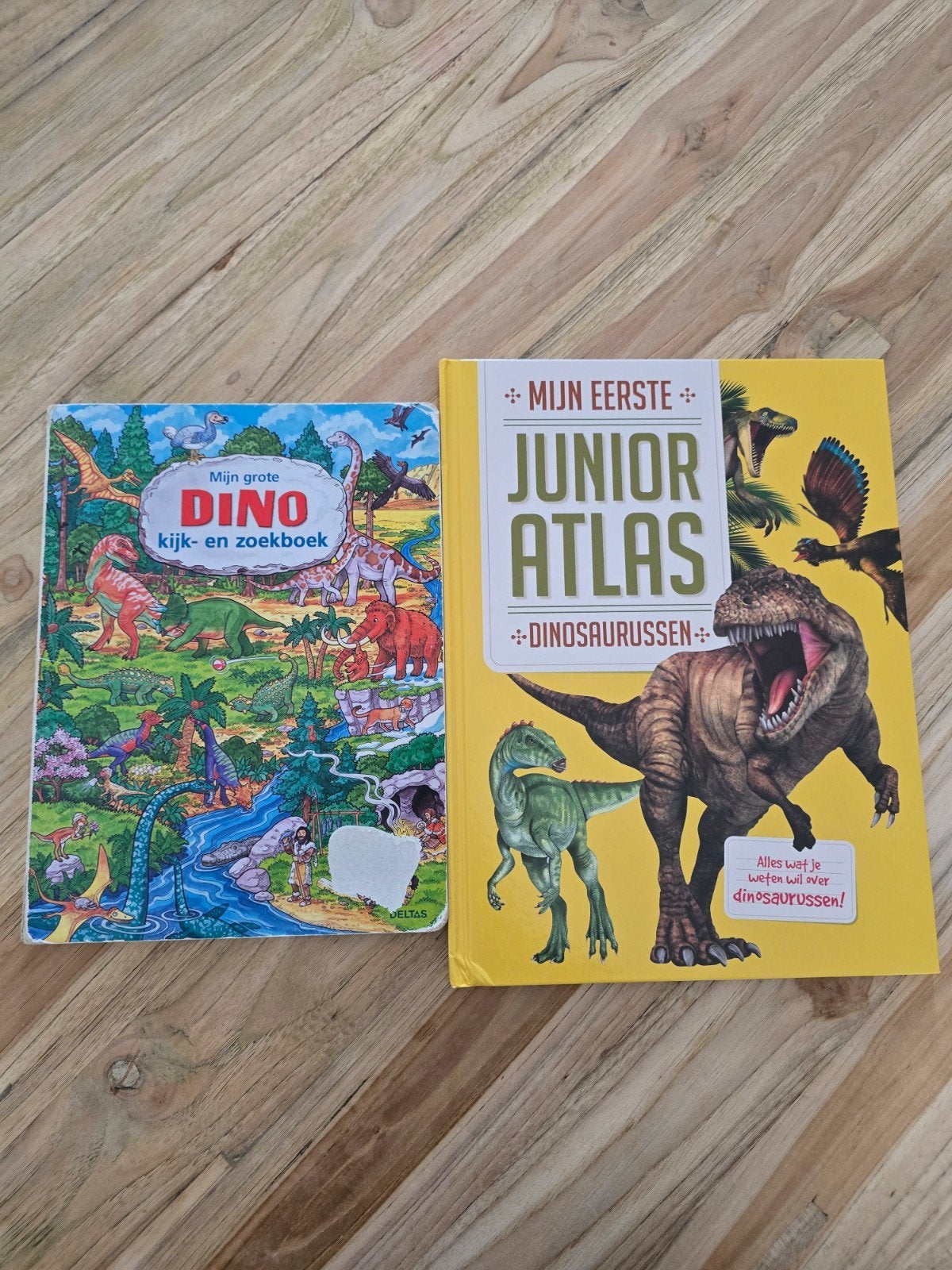 2 Dinosaurus boeken: Junior Atlas en kijk- en zoekboek, Ophalen of Verzenden, Zo goed als nieuw, Diverse auteurs, Non-fictie