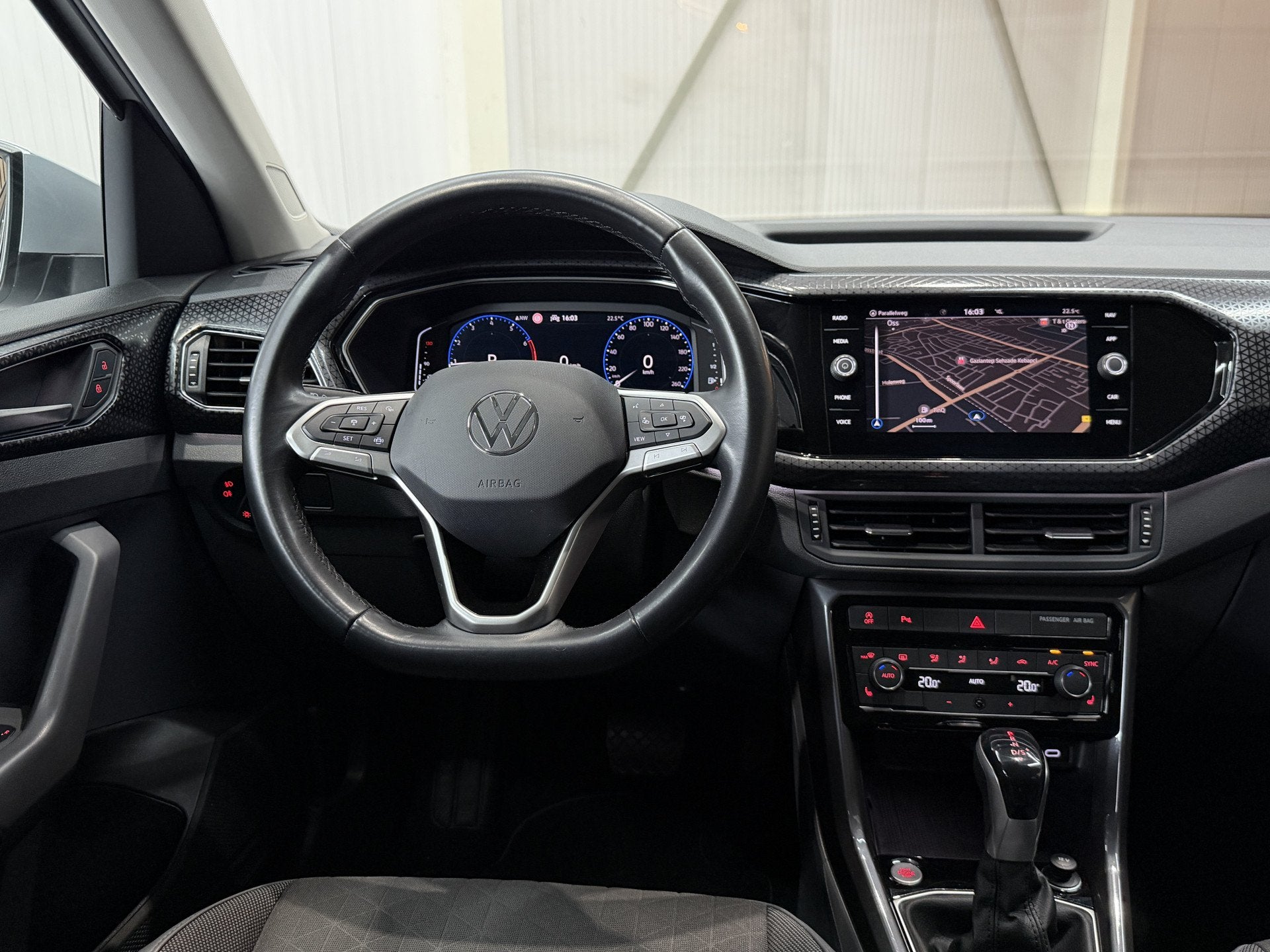 Volkswagen T-Cross 1.5 TSI 150pk Style R-Line | Camera | PDC, Zwart, 4 cilinders, 150 pk, SUV of Terreinwagen