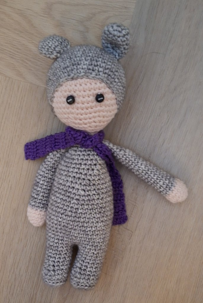 Gehaakt knuffel popje, Grijs, Ophalen of Verzenden, Zo goed als nieuw, Middelgroot (20 tot 80 cm)