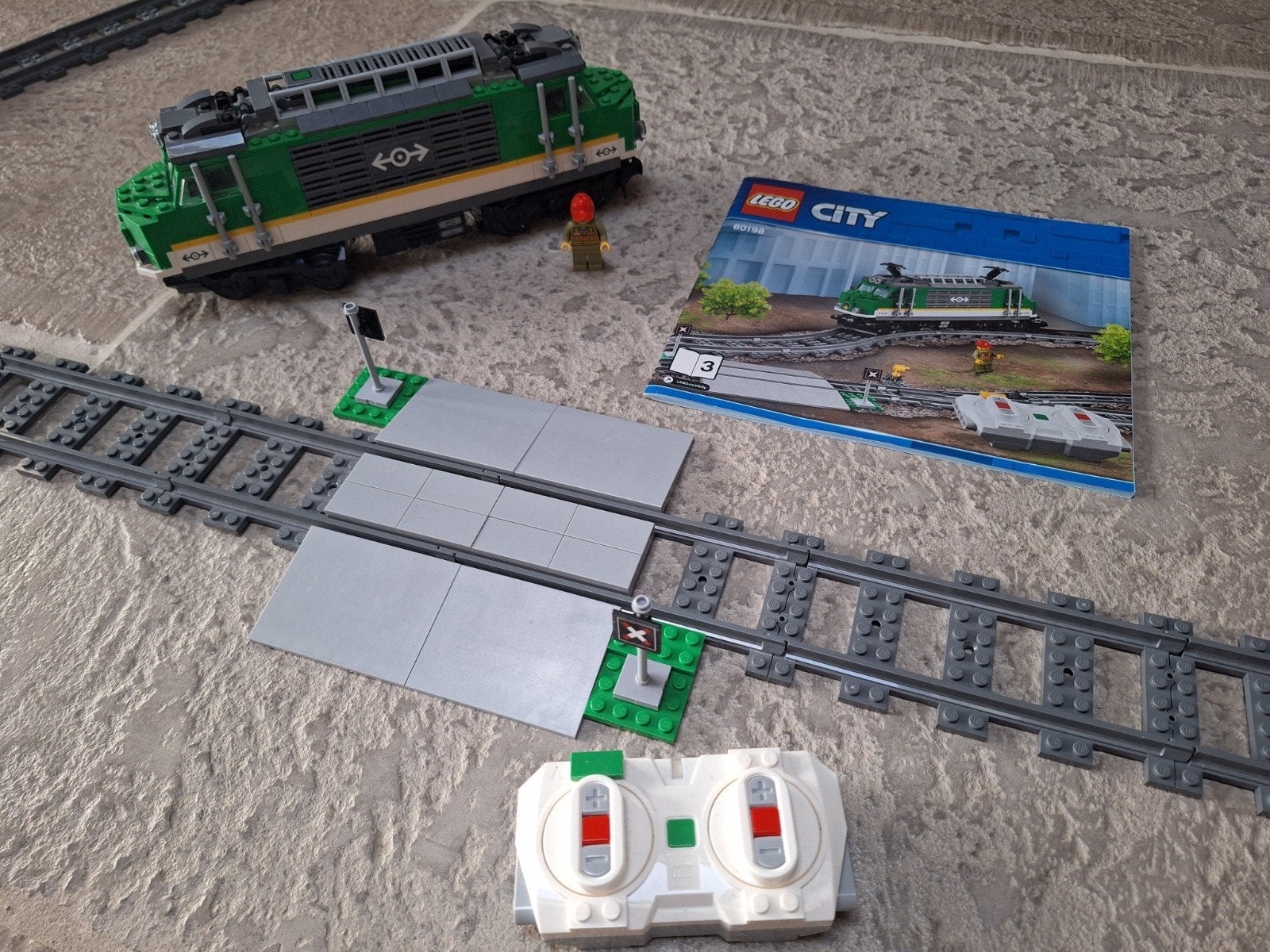 Foto 9 van LEGO City Vrachttrein 60198 met extra rails