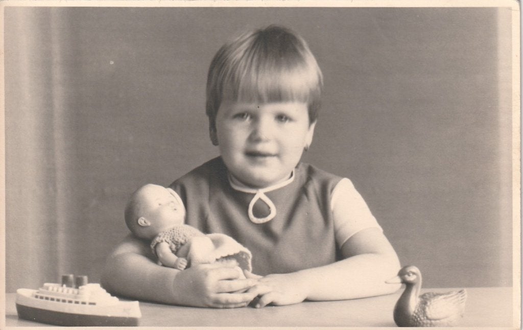 fotokaart - meisje  met  pop, Ophalen of Verzenden, Voor 1940, Zo goed als nieuw, Kind