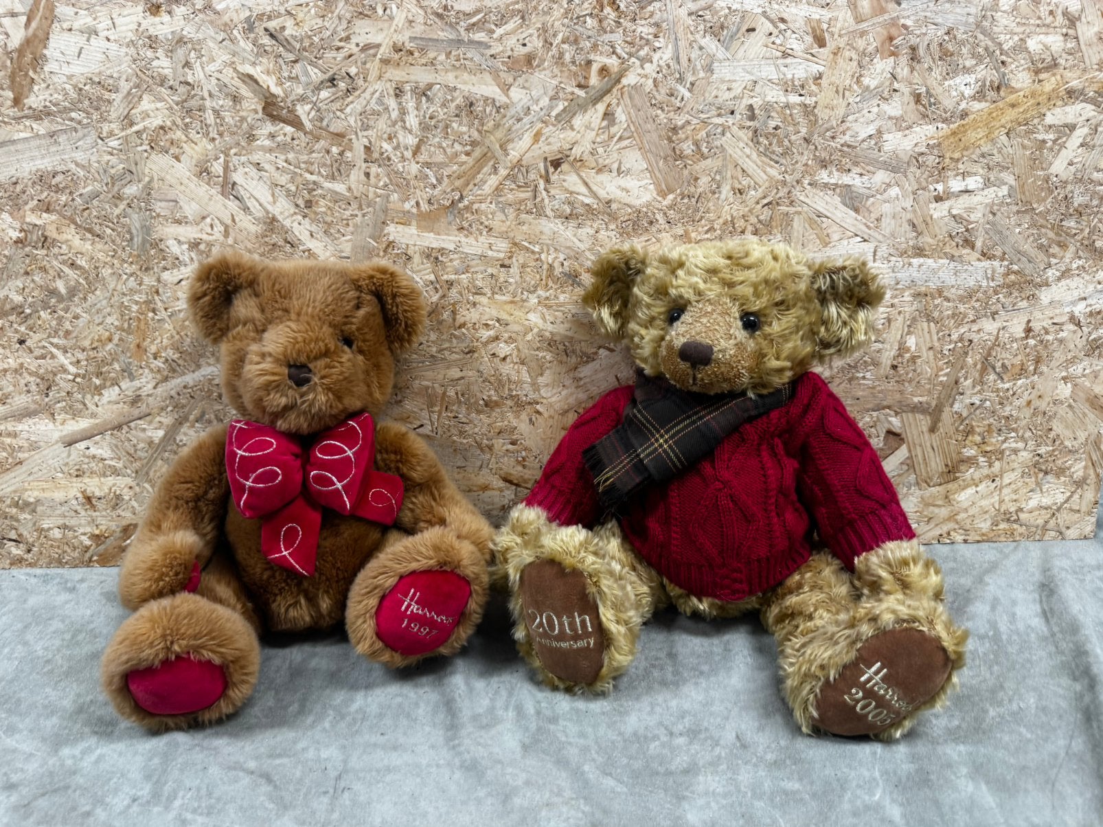 2x Harrods Christmas Bears:1997&2005 (20th Anniversary) ReK4, Overige merken, Stoffen beer, Ophalen of Verzenden, Zo goed als nieuw