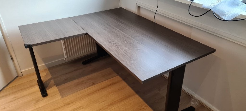 Verstelbaar hoekbureau in goede staat, Huis en Inrichting, Ophalen, 160 cm, Spaanplaat of MDF, Hoekbureau